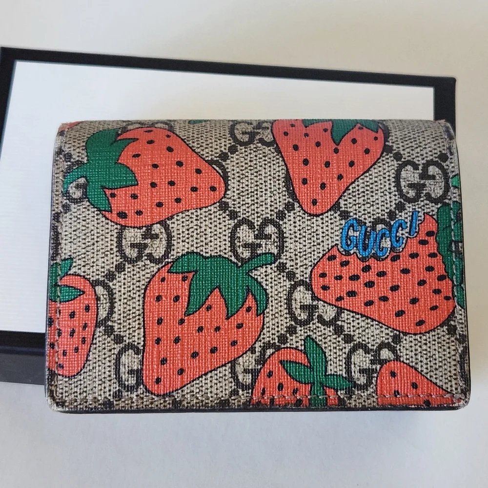 Gucci Beige GG Canvas Wallet with Red & Green Strawberry Print - Picture 4 of 13